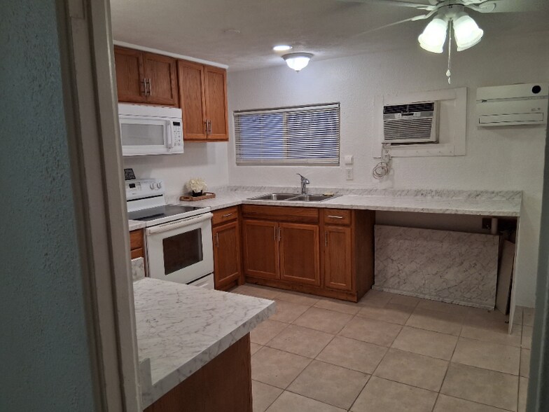 Building Photo - 1120 Northshore Dr