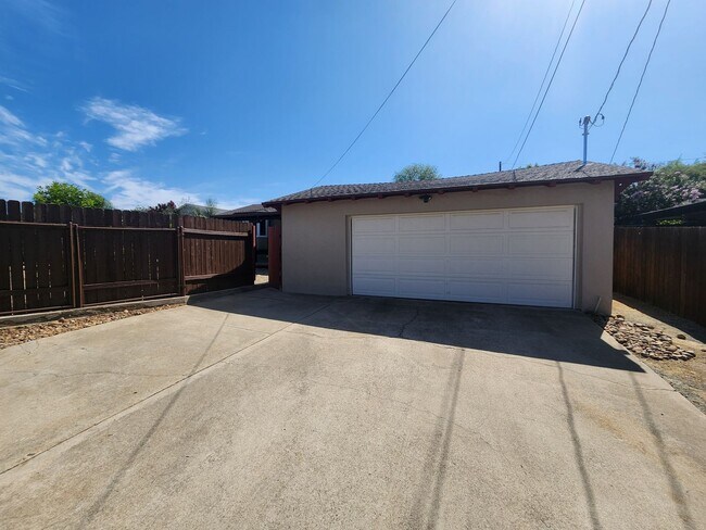 Building Photo - 4950 Rosehedge Dr