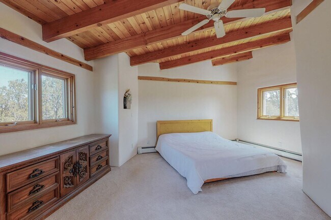 Building Photo - Views! Beautiful 3 bedroom mountain retrea...