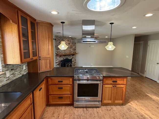 Building Photo - Massive 4-Bedroom home in Quiet Green Vall...