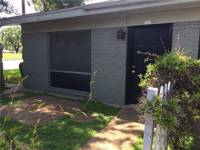Building Photo - 602 W 51st St #101, Large, fully updated 1 story unit in great location.