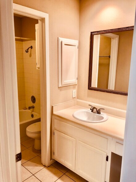 Building Photo - 2255 Thousand Oaks