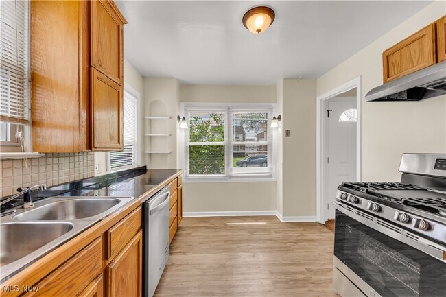 Building Photo - 21603 Hillgrove Ave