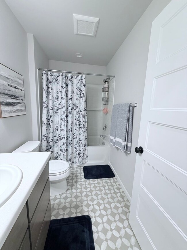 Building Photo - 3 Bed / 2.5 Bath Brand New House in Waunakee, WI!