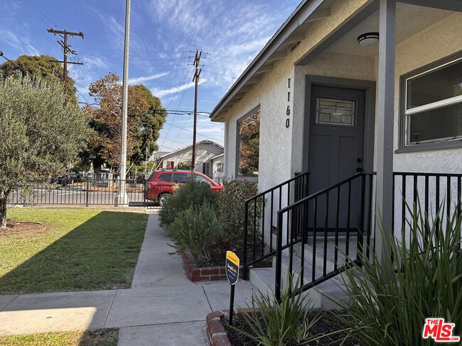 Building Photo - 1160 N Fries Ave