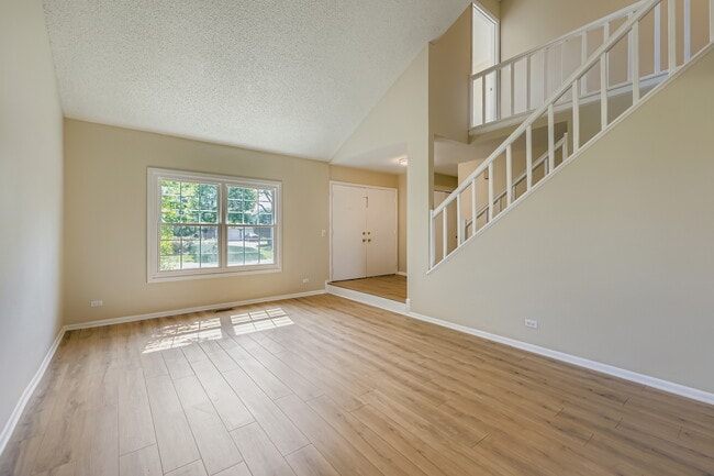 Building Photo - 651 White Ct