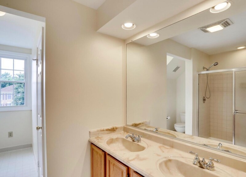 Building Photo - 1303 Fairlakes Pl