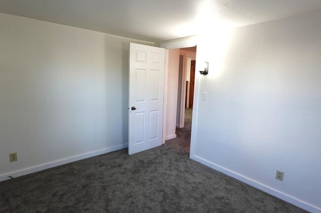 Building Photo - 3 Bed/ 1 bath house in a great location