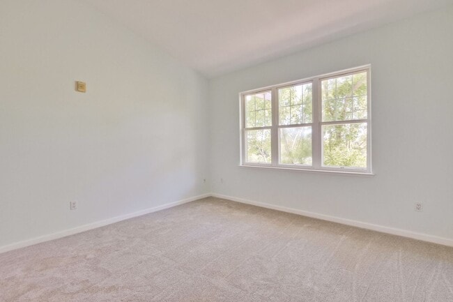 Building Photo - Excellent 2 Bed 2 Bath Condo - Completely Remodeled!