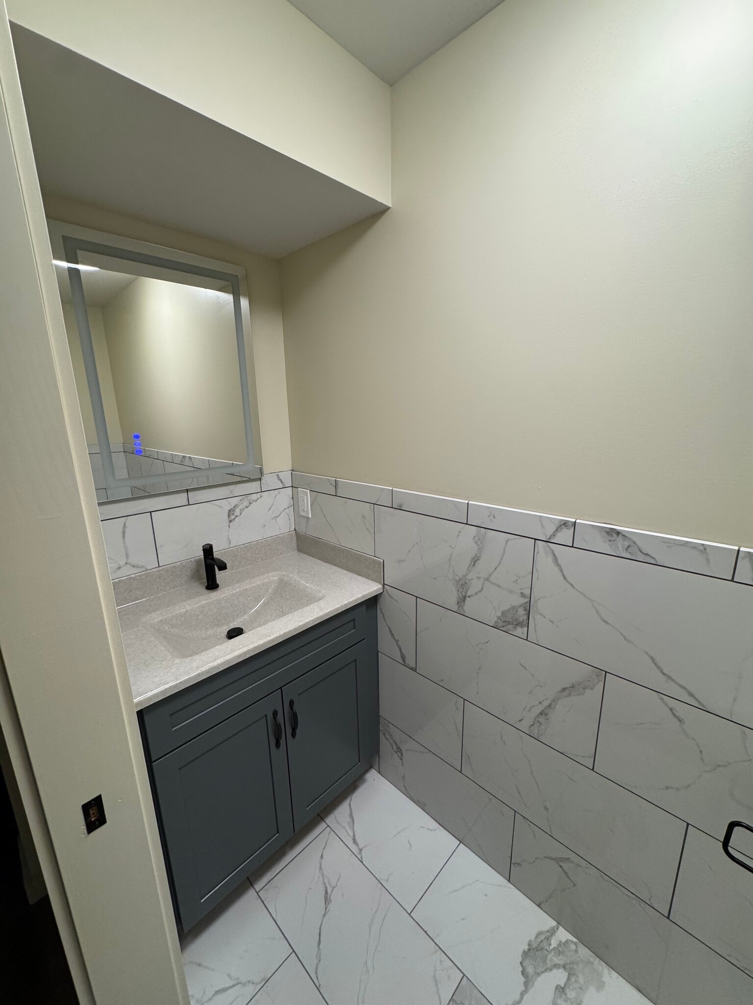 Building Photo - 6 Locust Ave