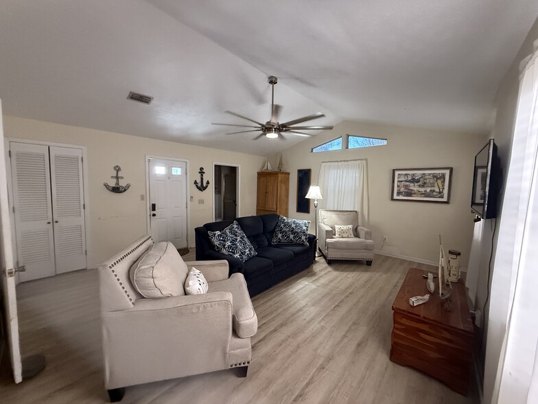 Den w/ sleeper sofa - 606 Lantana St