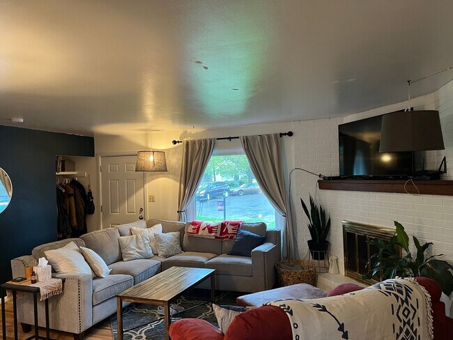 Building Photo - FULLY FURNISHED Midtown Three Bedroom Space for Rent, Great Location!