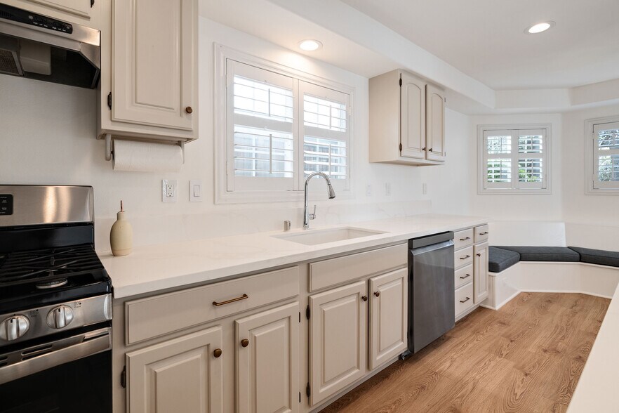 Building Photo - 1504 N Poinsettia Ave