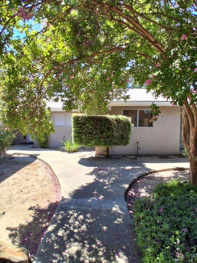 Building Photo - 6061 N Bungalow Ln