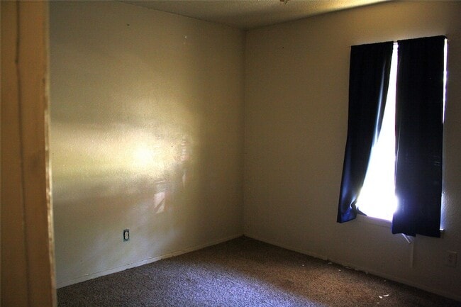 Building Photo - 423 Waller Dr