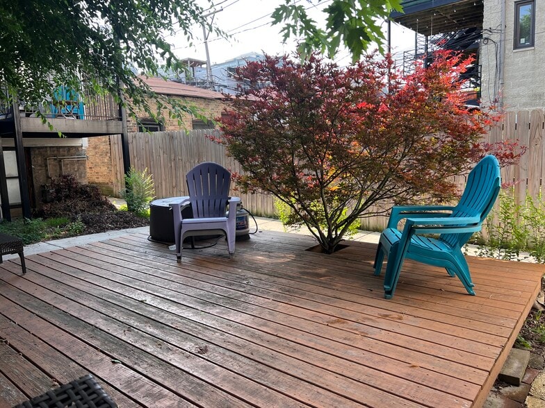 Shared outside deck - 1401 N Mohawk St