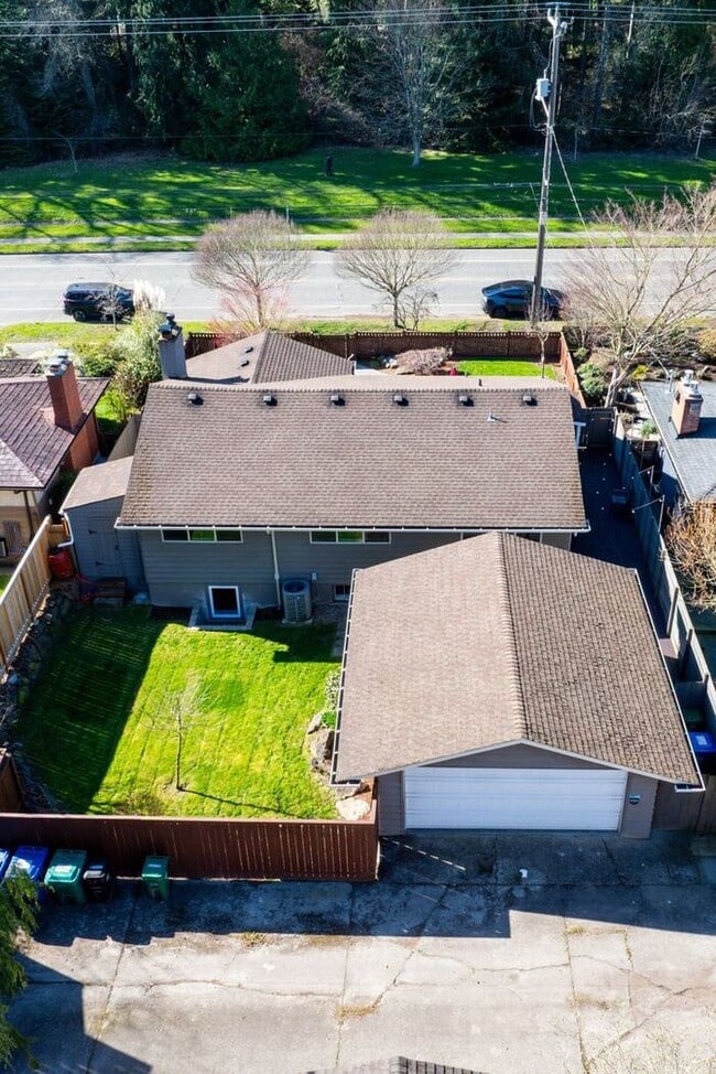 Building Photo - Elegant and Spacious Air-Conditioned Lincoln Park Rambler