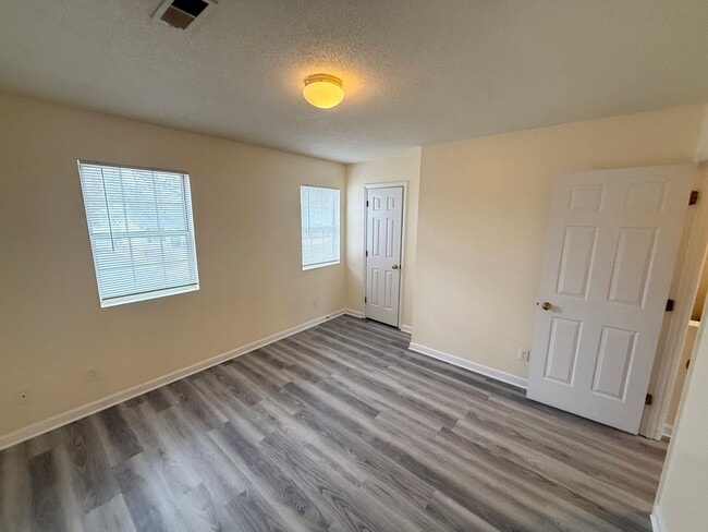 Building Photo - Two bed, 1.5 bath townhome in Graham
