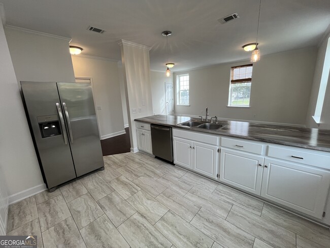 Building Photo - 65 E Main St