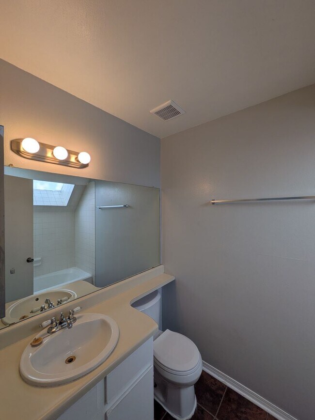 Building Photo - 1 bed, 1 bath Natural Light w/Skylight!  **Move-In Special**