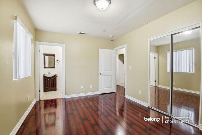 Building Photo - 1614 W 39th Pl