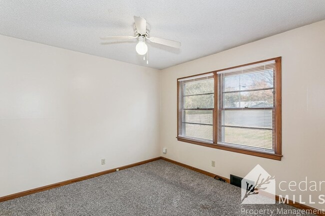Building Photo - Spacious 3 bedroom - ready for move in!