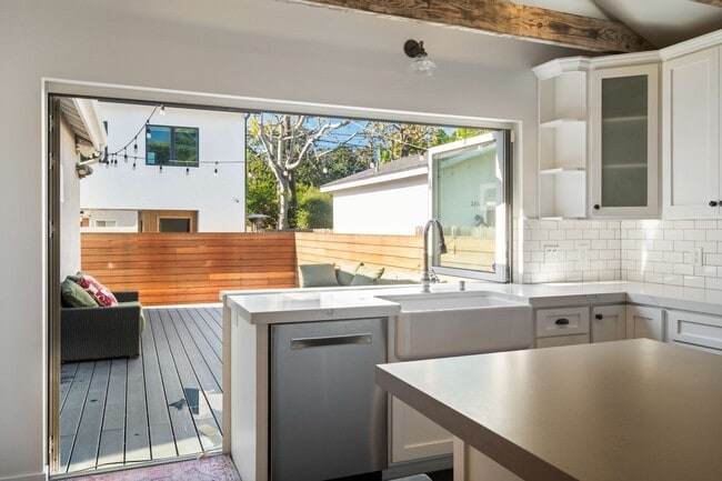 Building Photo - 2813 Military Ave