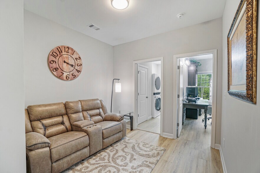 Upper Sitting Area - 421 Retreat Ln