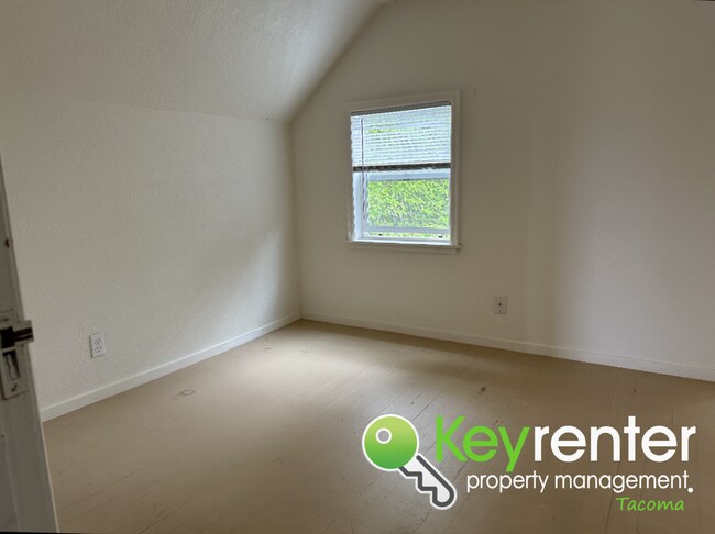 Building Photo - Adorable 4 Bedroom 1.5 Bath Tacoma Home + ...