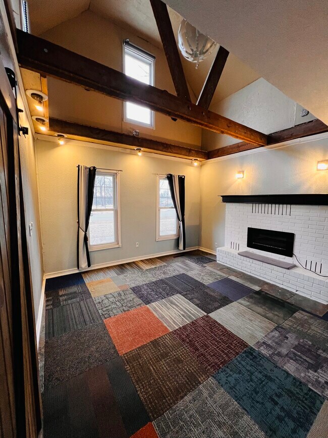 Building Photo - 630 W Locust St