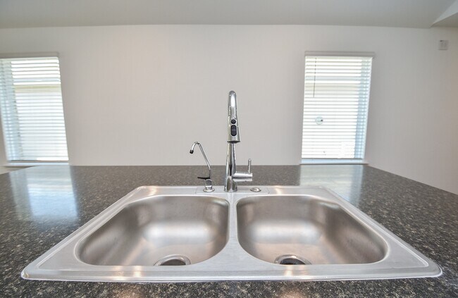 Building Photo - 5735 Sycamore Glen Dr