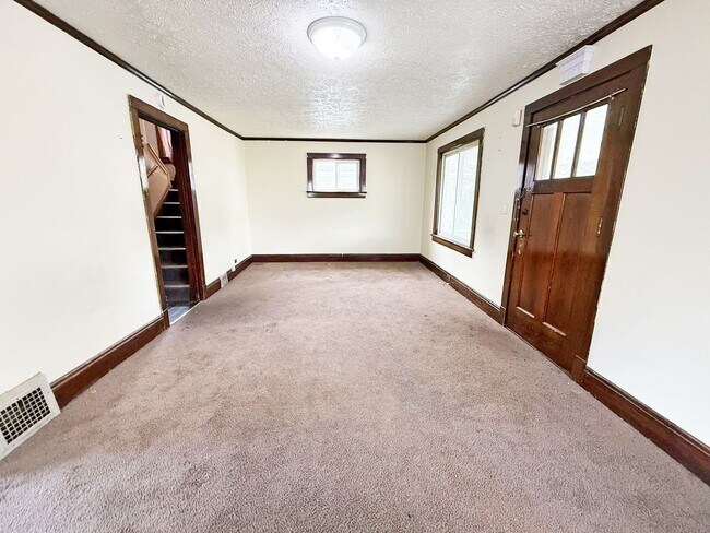 Building Photo - 3 BED 1 BATH BEAUTIFUL SINGLE FAMILY HOME ...