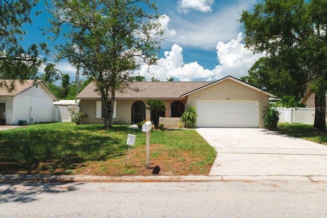 Building Photo - 7504 N Sanibel Cir
