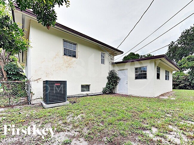 Building Photo - 1315 NE 203rd St