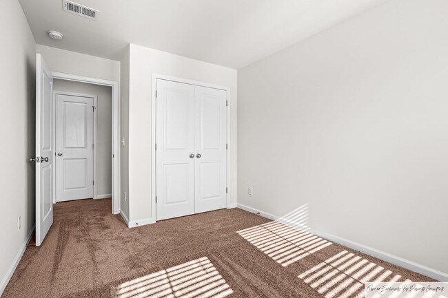 Building Photo - STUNNING TOWNHOUSE IN LEXINGTON'S MURRAY V...