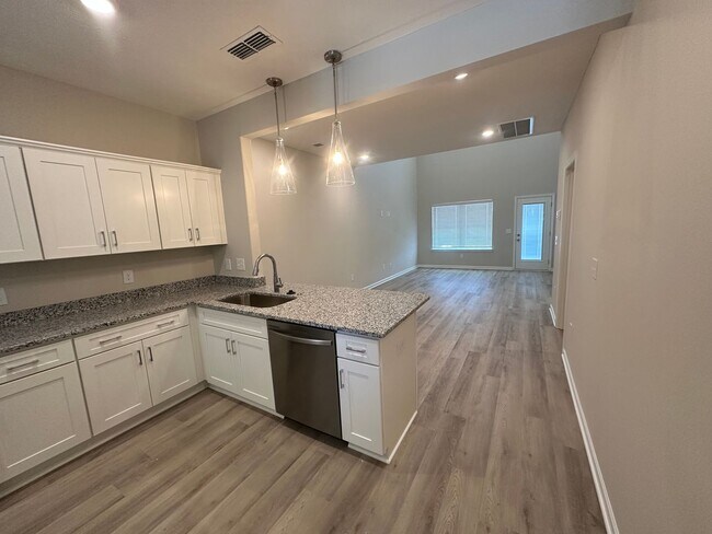 Building Photo - 4 Bed 3 Bath Townhome Near The Heart Of Shelbyville