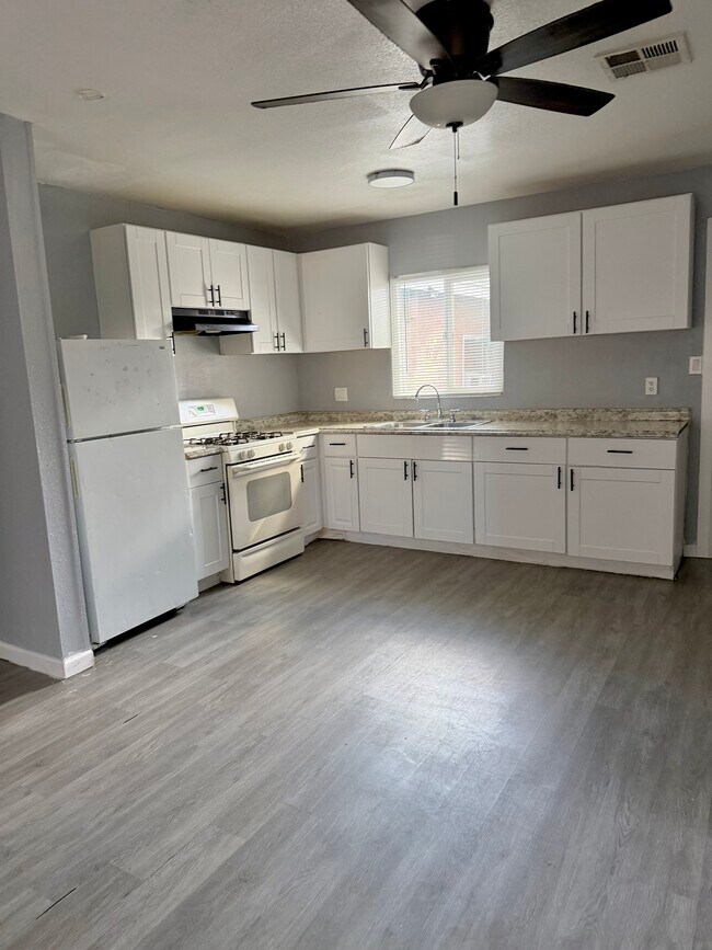 Building Photo - 2615 W Morten Ave