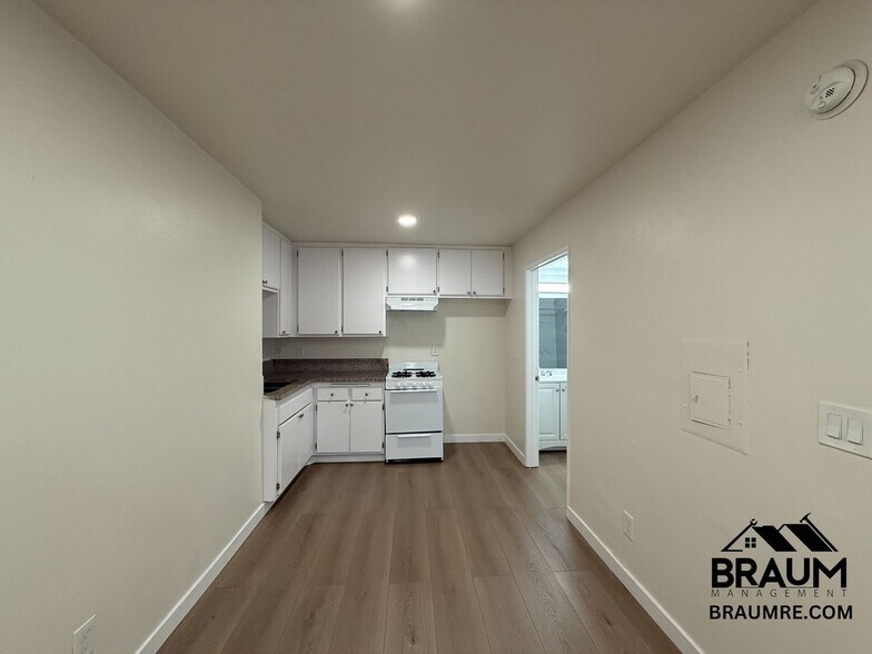 Building Photo - 5245 Riverton Ave