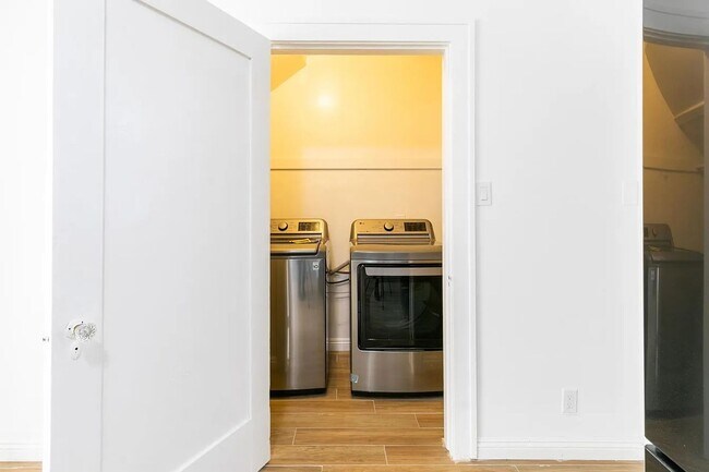 Building Photo - Bright and airy 2-bedroom 2-bath in Mid- City