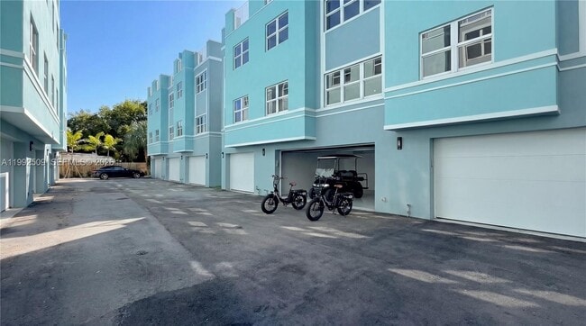 Building Photo - 824 SE 12th Ct