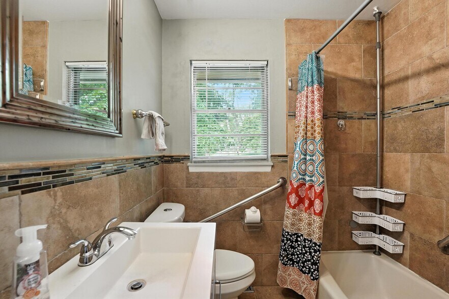 Bathroom 1 - 4100 E 112th St