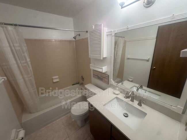 Building Photo - 5251 Belle Isle Dr
