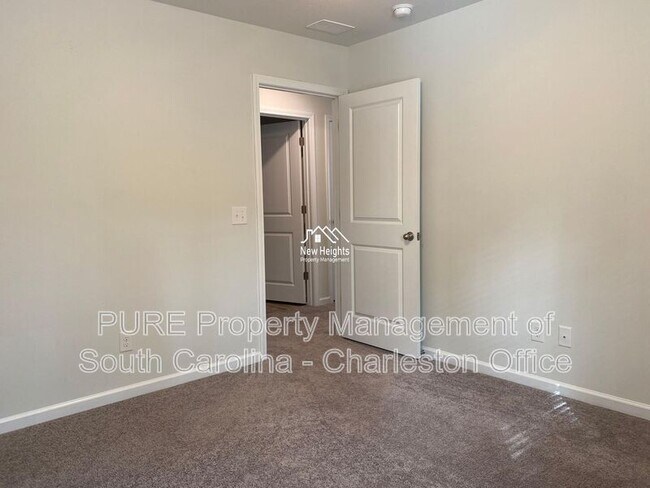 Building Photo - 2641 Alamanda Dr