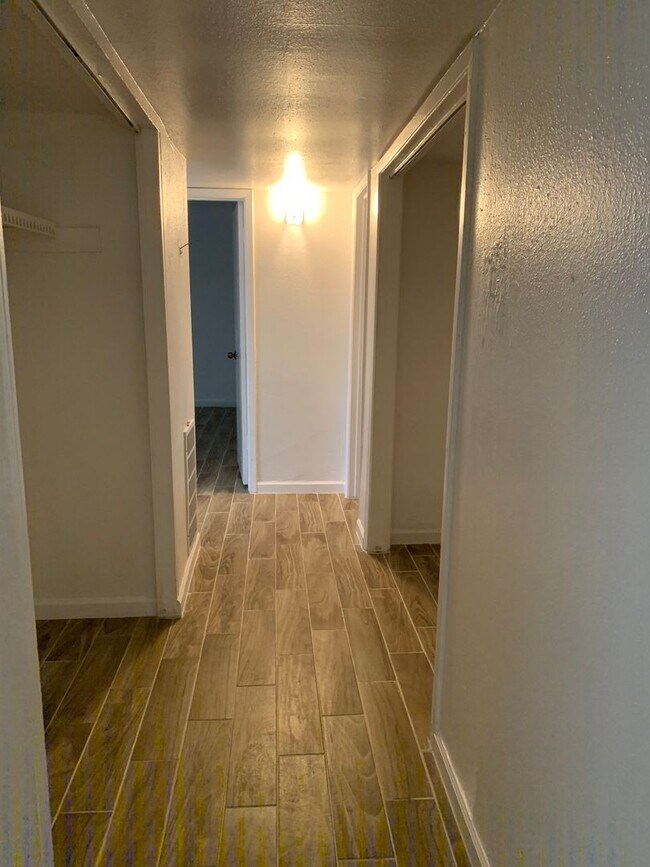 Building Photo - 2 Bedrooms / 2 Baths updated first floor condo