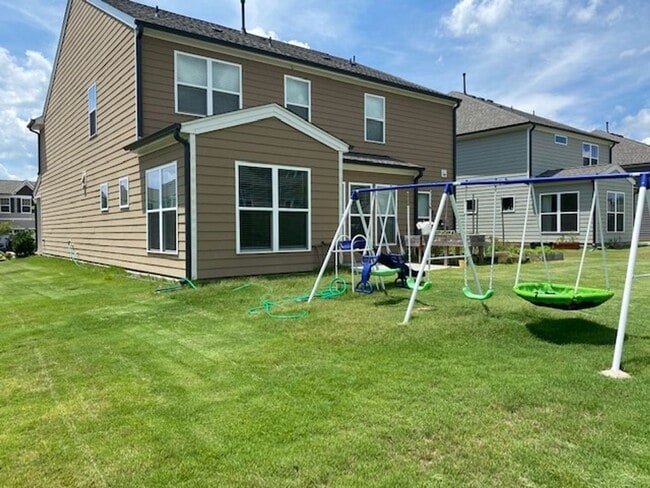 Building Photo - 439 Parlier Dr