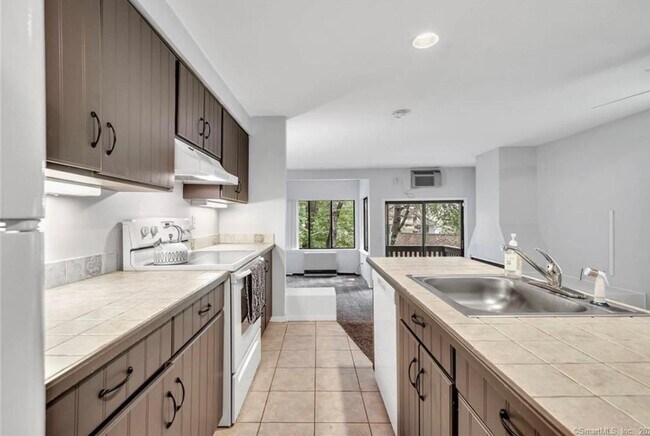 Building Photo - 39 Evergreen Rd