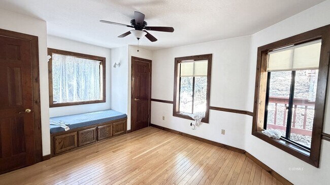 Building Photo - Large 3 Bedroom, 3 Bath Rental with Garage and Bonus Room