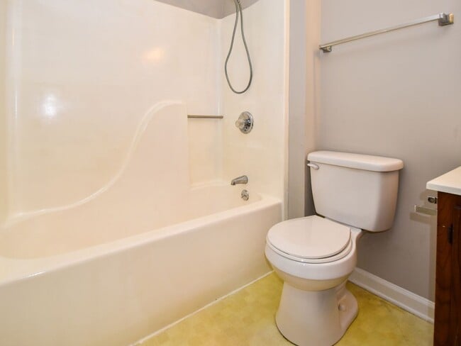 Building Photo - 3 bedrooms, 2 bath one level town-home with vaulted living room opens to the deck. Conveniently l...