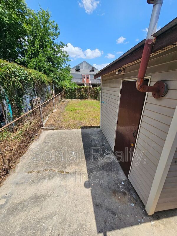 Building Photo - 422 S Salcedo St