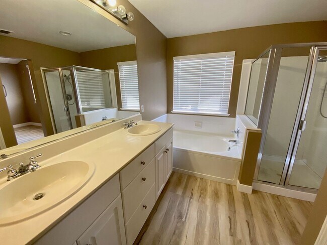 Building Photo - 4 bedroom close to freeway, parks and shopping